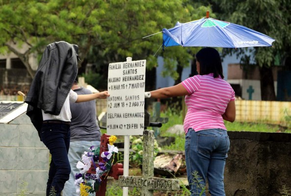 Sampedranos llegan a cementerios a coronar a sus parientes